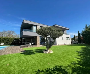 NUEVA VILLA EXCLUSIVA CON PISCINA Y VISTA PANORÁMICA AL MAR!