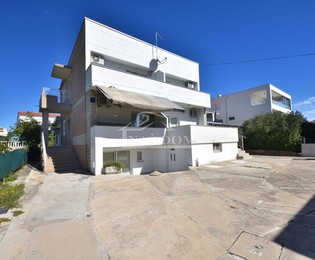 VERKAUFT - Haus zum Verkauf in Tribunj in unmittelbarer Nähe zum Strand
