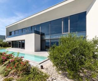 VILLA EXCLUSIVA CON VISTAS AL MAR Y PISCINA, ¡A 300 M DE LA PLAYA!