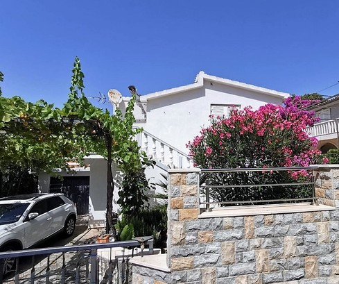 Bájos tengerparti ház udvarral Rogoznicában