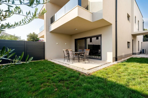 Zadar, Kozino, elegante apartamento de dos dormitorios con jardín cerca del mar