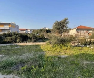 Rogoznica, 2100 m2-es építési telek az autópálya mellett, 120 m-re a tengertől