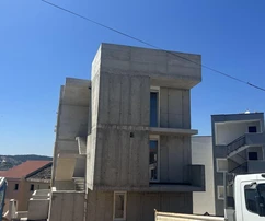 Apartamento de tres dormitorios en venta en Okrug cerca de la playa en Croacia