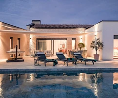 Istria, Vodnjan: Elegantná vila s vyhrievaným bazénom