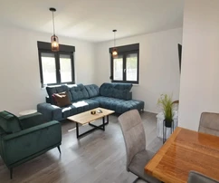 NUOVA VILLA CON PISCINA E GIARDINO, IN UNA ZONA TRANQUILLA!