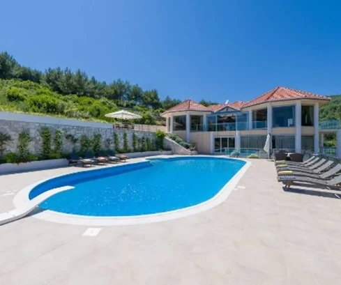 Luksusowa willa na sprzedaż na Korčuli tuż przy morzu w Chorwacji