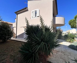 Condominio indipendente in vendita a Medolino in Croazia