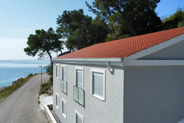 Dom z apartamentami na sprzedaż w pierwszej linii brzegowej w Selcy w Chorwacji