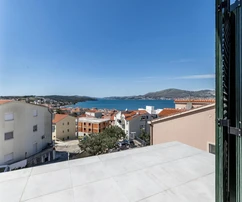 Čiovo, Okrug Gornji | Vendita esclusiva, appartamento con due camere da letto e splendida vista mare