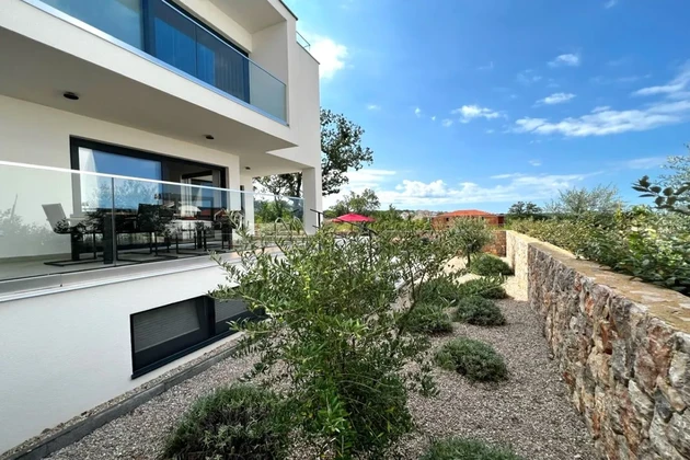 ATRATÍVNY APARTMÁN S BAZÉNOM A VÝHĽADOM NA MORE, 500 M OD PLÁŽE!