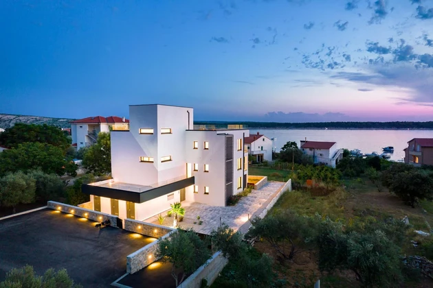 Moderno appartamento con tre camere da letto in vendita con giardino e vista mare a Rab in Croazia