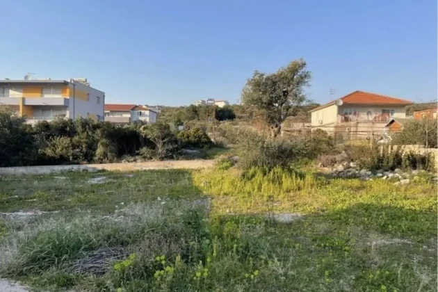 Rogoznica, 2100 m2-es építési telek az autópálya mellett, 120 m-re a tengertől