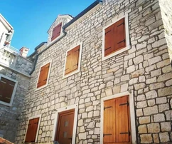 Maison en pierre au centre de Supetar, île de Brac