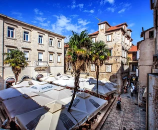 Großzügige Wohnung im Zentrum von Trogir zu verkaufen in Kroatien