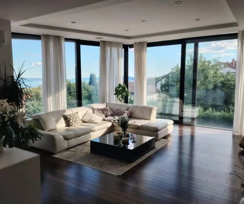 Matulji, Mihotići, appartamento duplex di lusso con cinque stanze 160 m², giardino 250 m², terrazza 130 m²