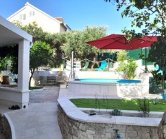 Charmante Maison Ciovo avec Piscine Près de la Plage