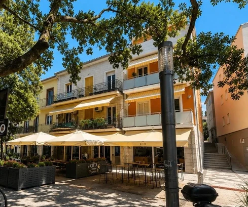 Crikvenica, trojposchodový dom na promenáde s dvoma samostatnými vchodmi, prvý rad k moru