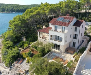 Moderna kuća na prodaju prvi red do mora Blato