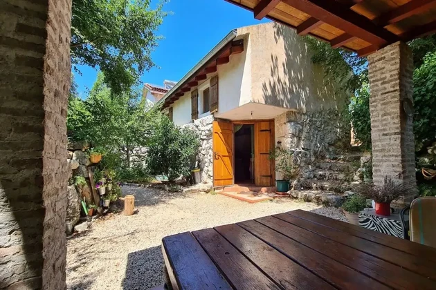 VECCHIA CASA IN PIETRA CON AMPIO GIARDINO, IN UNA ZONA TRANQUILLA CIRCONDATA DALLA FORESTA!