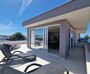 Vir, dvoupodlažní apartmán 40 m od moře, střešní terasa s panoramatickým výhledem na moře