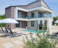 ATTRAKTIVE VILLA MIT SCHWIMMBAD IN RUHIGER LAGE!