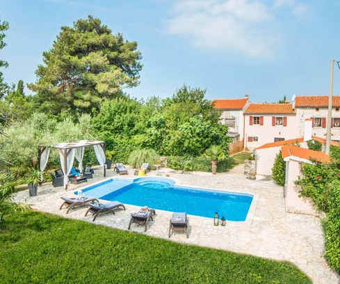 Stone villa with a pool for sale in Marčana in Croatia
