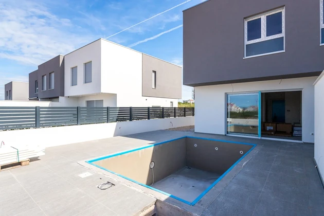Vodice, maison moderne avec piscine et jardin privé, C1