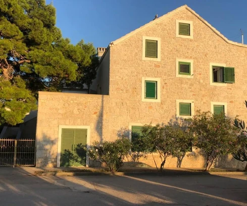 Villa en venta en Vodice a pocos pasos del mar en Croacia