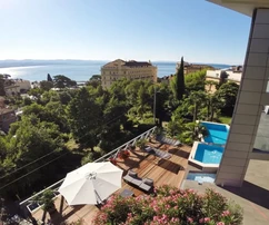 LUXUSNE ZARIADENÁ VILA S VÝHĽADOM NA MORE, NA ATRAKTÍVNOM MIESTE!