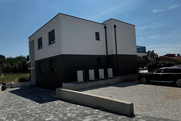Istrien, Porec: Erdgeschosswohnung mit Pool