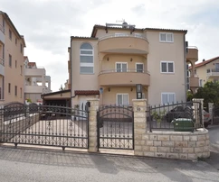 Vodice: Családi ház 5 apartmannal - Kiváló befektetési lehetőség turizmus számára!