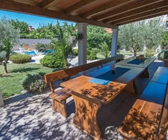 Maison à vendre avec piscine et cour paysagée à Medulin en Croatie