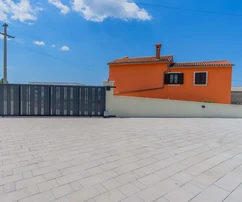 Современный одноэтажный дом с бассейном на продажу в Тиньяне, Хорватия