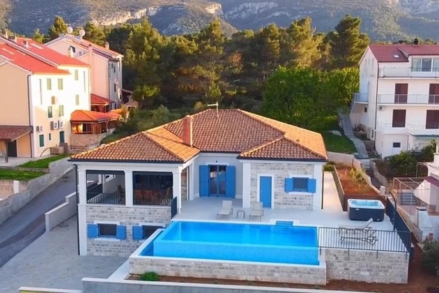 Wohnung mit Pool in Jelsa auf Hvar zu verkaufen in Kroatien