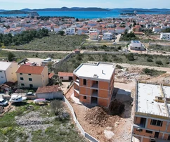 Vodice - Lussuoso appartamento su due livelli S2 con piscina e giardino, vista mare