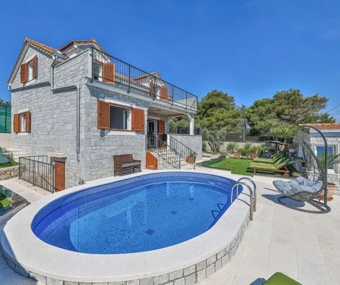 Drvenik Mali, Villa mit Swimmingpool und zwei Nebengebäuden, 1. Reihe zum Meer