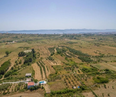 Moderní vila s bazénem a rozlehlou zahradou na prodej v Chorvatsku