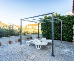 Großzügiges Einfamilienhaus in Okrug nahe dem Meer zu verkaufen in Kroatien