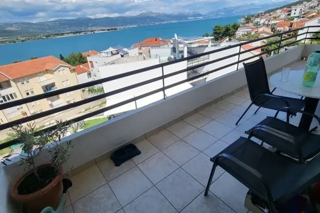 Trogir, Miševac, pohodlný 3-izbový byt 86 m2, výhľad na more, 170 m od mora