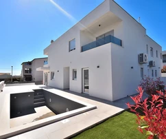 Vodice - ikerház úszómedencével