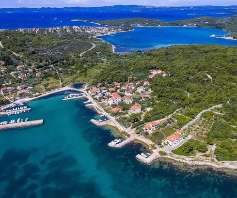 Stavební pozemek ideální pro 4 vily 100 m od písečné pláže