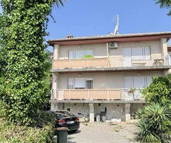 Lovran, una casa con due appartamenti nel centro di Lovran su un terreno di 1.311 m²