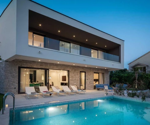 Villa di lusso in vendita a Rogoznica direttamente sul lungomare in Croazia