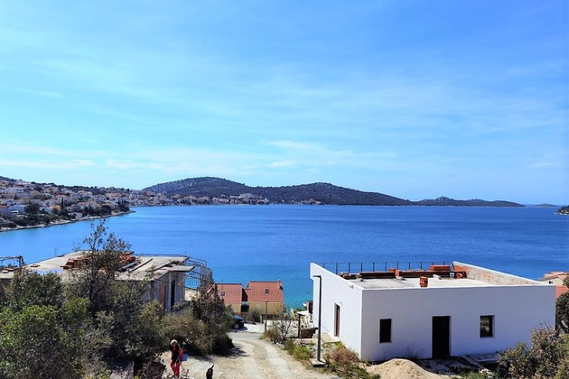 Terreno con vista al mar en Rogoznica en venta: parcela edificable de 600 m²