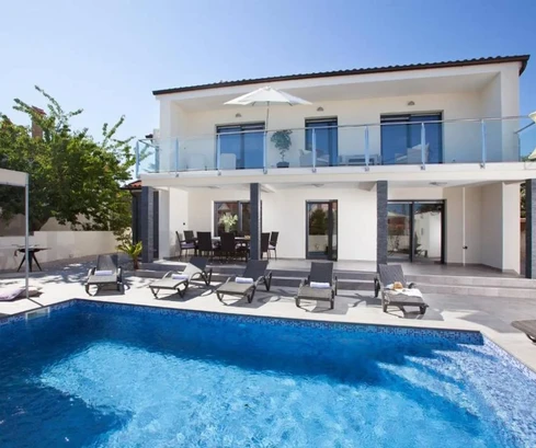 Maison moderne avec piscine à vendre à Medulin en Croatie
