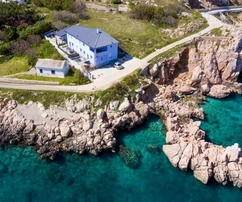 MODERNA CASA INDEPENDIENTE CON CINCO APARTAMENTOS, PRIMERA LÍNEA DE MAR.