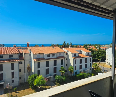 APARTAMENTO CERCA DEL CENTRO DE LA CIUDAD Y DE LA PLAYA CON VISTAS PANORÁMICAS AL MAR Y A LA CIUDAD DE POREČ