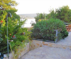 Przestronny dom apartamentowy położony blisko plaży na wyspie Šolta na sprzedaż