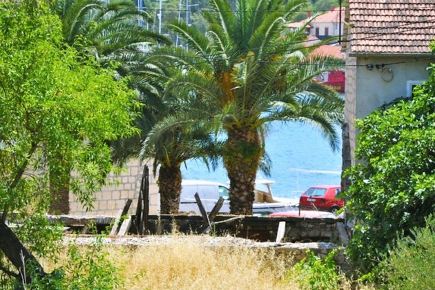 Terreno edificabile a Brac: ottima posizione centrale con vista mare