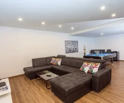 Omiš,Gata,samostojeća vila 320m2 s bazenom 32m2 na zemljištu 580m2